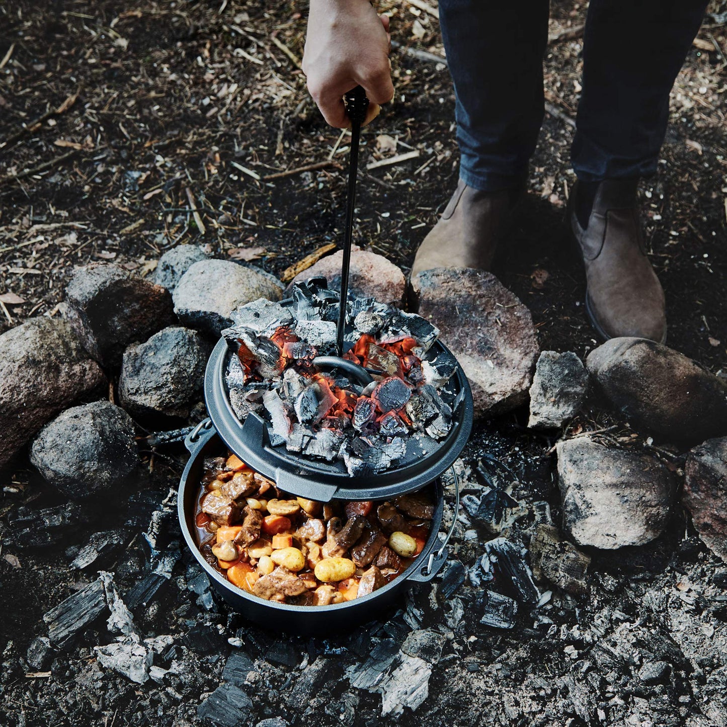 Uno Casa 6Qt Cast Iron Camping Dutch Oven with Lid Lifter and Storage Bag - Pre-Seasoned Outdoor Dutch Oven for Campfire Cooking, Stews, and Baking - Durable Cast Iron Pot for Camping and Hiking